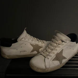 Golden Goose skor - Skick: 7.5/10. Storlek 41 men passar 42.                                                            Dålig kvalite på sulorna längst bak och insidan av skon och är därför priset är så lågt, syns såklart inte när man har på sig skorna. Nypris: 6500kr 