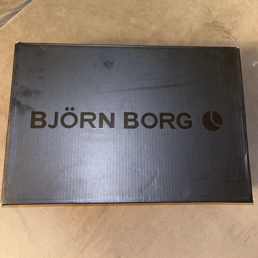 Säljer ett par helt nya skor från Björn Borg, köpta för 1299 kr och säljer för bra pris. . Skor.