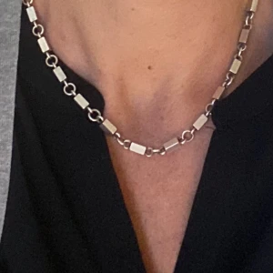 SÖKER efter detta halsband! - Söker efter detta halsband, har tappat mitt och jag gillade det. Vet ej vart det är köpt , fick det i present för ett tagsen. Hör av er om ni har att sälja 🌸