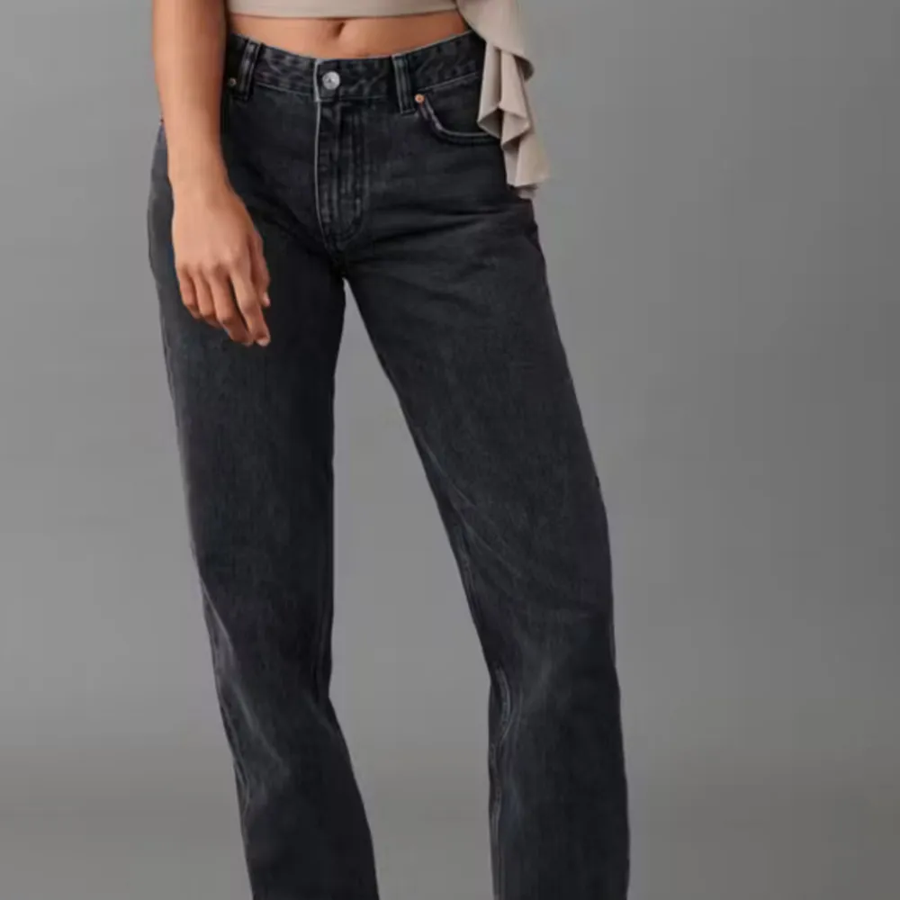 Snygga svarta jeansbyxor i straight fit. Perfekta för både vardag och fest, och de ger en stilren look. Passar bra till en crop top eller en oversized tröja.. Jeans & Byxor.