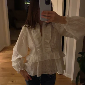 Suuuper söt blus från Neo Noir💘 - Säljer min ursöta blus från Neo Noir, använd fåtal gånger och inga defekter, köpt för 800💝💝