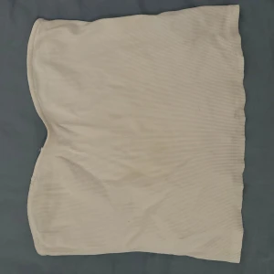 Vit ribbad tubtopp  - Vit tubtopp . Perfekt för sommardagar eller som ett basplagg i garderoben. Toppen är i bra skick och passar till många olika outfits. 