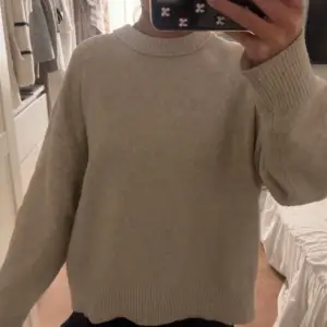 En gosig beige stickad tröja från pull&bear fint skick❣️