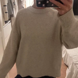 Stickad beige tröja  - En gosig beige stickad tröja från pull&bear fint skick❣️