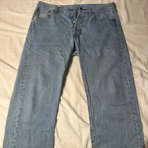 Ljusblå jeans från Levi's - Säljer ett par klassiska ljusblå Levi's 501 jeans i bra skick. Straight Passform. Lätta att matcha med mycket kläder och skor.                                        Finns i Stockholm 