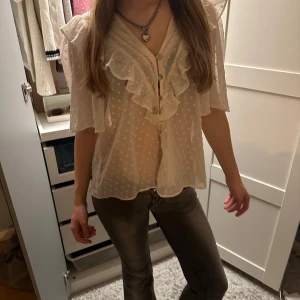 Vit blus med volangdetaljer - Super söt vit blus som är väldigt efterfrågad av många, trendig och snygg med skönt material. Används inte så mycket längre. Pris kan diskuteras och skriv för fler bilder❤️❤️