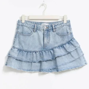 Jeanskjol med volang - Superfin jeanskjol i ljusblå denim. Passar perfekt med en t-shirt eller en söt blus!