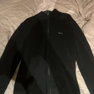 Gant Zip - Sjukt snygg Gant zip som är aldrig använt alltså perfekt skick! Köpt på Johnells för 1500kr typ för 1 år sedan! 