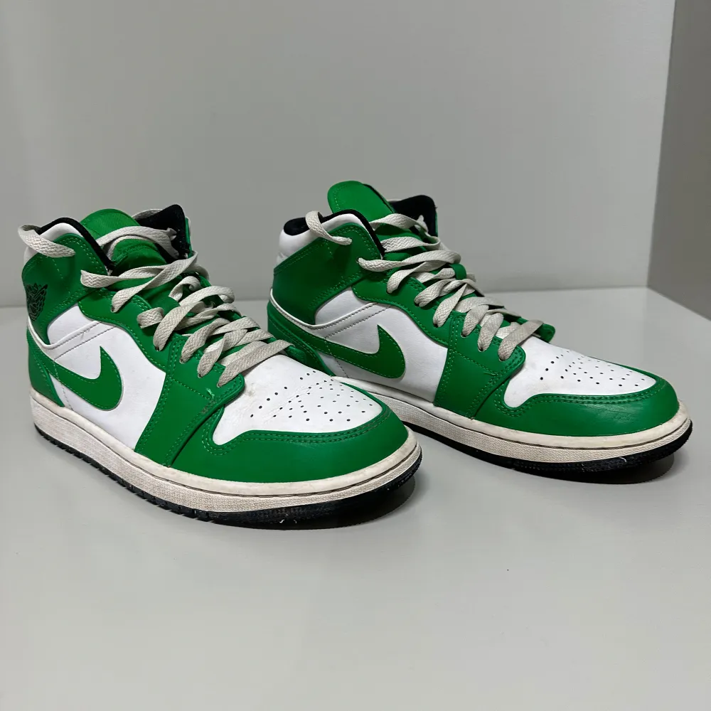 Säljer ett par grönvita Air Jordan 1 se mid. Lite tecken på andvändning bara en lite sliten innersula. Pris är ej hugget i sten och tveka inte vid frågor eller mera bilder!. Skor.