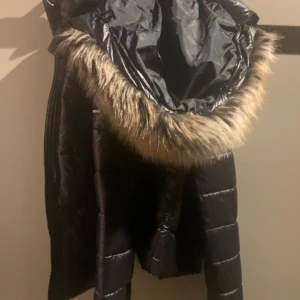 Superdry jacka - Jättefin vinterjacka från Superdry❤ köpt på plick men tyvärr för liten för mig❤väldigt varm o i fint skick, pälsen o luvan är avtagbar