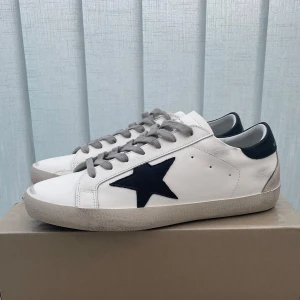Golden Goose Superstar - Säljer nu dessa helt NYA Golden Goose skor ⭐️ (0ps lt 0rgi Nal)! Storleken är 42 men passar även mindre | Skolådan är lite sönder på kanten (se sista bilden) men inget fel på skorna | Tveka inte att dma om du har funderingar 💭(pris kan diskuteras)