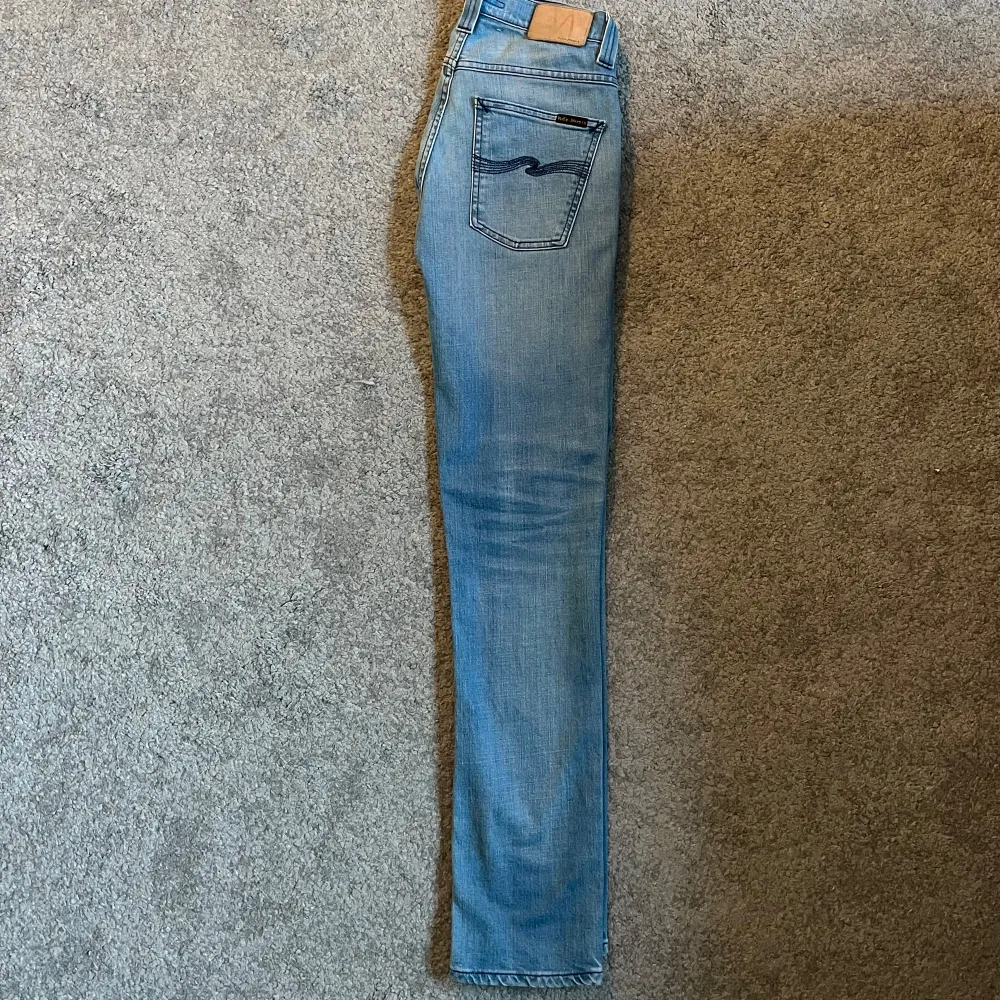 Nudie Grim Tim Jeans | Modell: Grim Tim (slim) | Storlek: 28/32 | Skick: 8/10 | Hör av dig vid ytterligare frågor🤝. Jeans & Byxor.