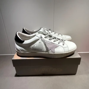 Golden gosse - Nu säljer vi de andra paret av dessa super snygga Golden gosse skor, (de som är med i lottningen kommer deltar för ett par likadana) dessa skor är knappt använda och helt ny, pris går att diskutera vid snabb affär, kartong och påse ingår 