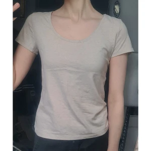 Stretchig t-shirt beige melerad M - Fint skick. 95% bomull, 5% elastan.