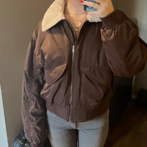 Bomberjacka - Brun jacka från HM. Använd få gånger. Jätteskön coh varm men kommer inte till användning 🤎🤎