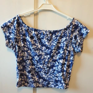 Blommig croptop - Off shoulder crop top. Använd flertal gånger men är fortfarande i bra skick. 