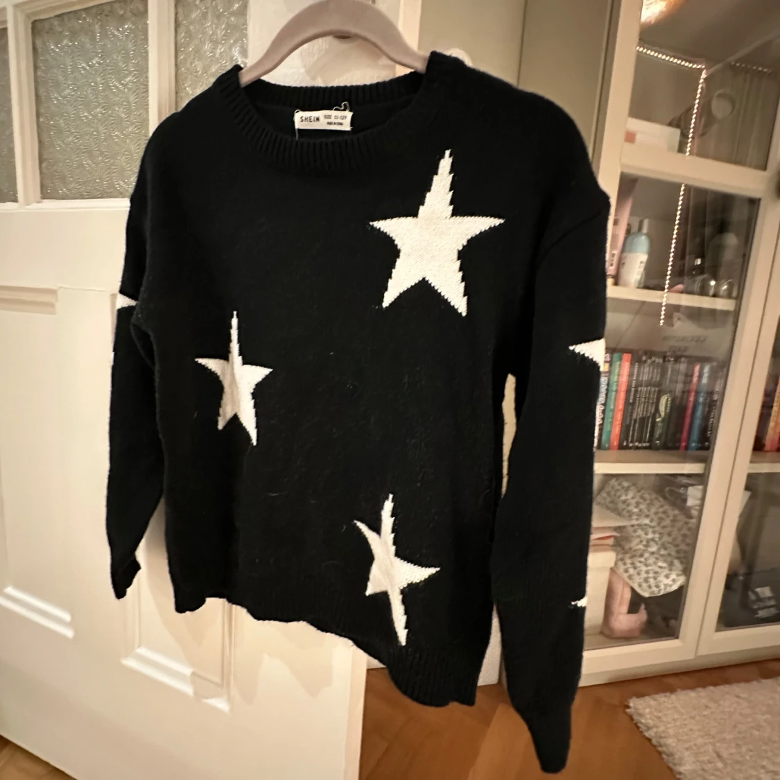 Svart tröja med stjärnor från Shein - 1