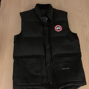 Canada goose freestyle crew vest i ny sckick säljer för att jag aldrig haft användning av den. Är öppen för byten 