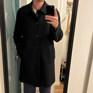 Ullrock Harris Wharf London - Marinblå rock från Harris Wharf London. Extremt bra kvalité, i 100% italiensk ull. Storlek 50. Säljes på grund av för liten. Jag är 193 cm och väger cirka 87kg. Finns liknande modell på Care of Carl som heter Pressed Wool Mac Coat. 