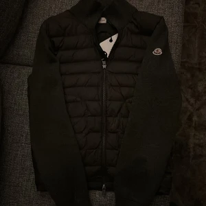  Moncler cardigan  - Säljer nu denna feta jackan för 1999kr Skriv gärna om ni har några funderingar om jackan Inga byten 