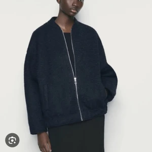 Svart bomberjacka - Intressekoll på denna marinblåa jackan från Zara, slutsåld överallt. Ge pris. 