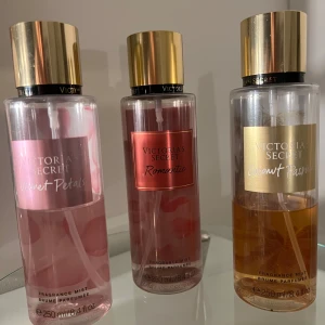 Victoria's Secret Fragrance Mist Set - Säljer tre olika dofter från Victoria's Secret: Velvet Petals 90kr, Romantic 100kr och Coconut Passion 85kr. Har en elegant design med guldlock. Perfekt för att fräscha upp din dag med en lyxig doft. Om man köper alla kostar det 200kr💓 Köparen står för frakt 
