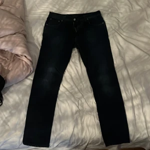 Nudie Jeans - Tja! Säljer ett par feta nudie jeans i storlek W33 L32. Passar till det mesta i din garderob och är i perfekt skick. Nypris runt 1700kr Mitt pris: 699kr. Priset kan diskuteras vid snabb affär