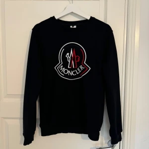 Moncler tröja - Säljer denna Moncler tröja i storlek L men skulle säga att den sitter mer som S eller M