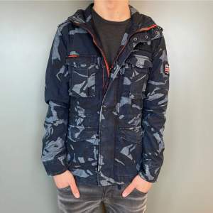 Superdry Field Jacket utan dess like! | Strl: S | Skick: 9/10 | Nypris: ca 1499kr | Varm och skön samt perfekt för höst/vinter, riktigt snygg field jacka, för ytterligare frågor är det bara att skriva 🌴