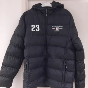 Vinson jacka - Varm snygg jacka från Vinson. Endast använd ett par gånger så I nyskick.