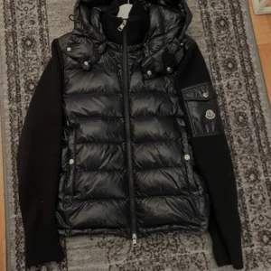 Moncler cardigan  - Den är i väldigt bra skick, har använts 2 ggr, och är väldigt bra pass form!! Passar inför hösten och vinter. Väldigt skönt material på jackan! Har inget kvitto eller något vidare så det är drf ja säljer den så billigt. Kan gå ner i pris!