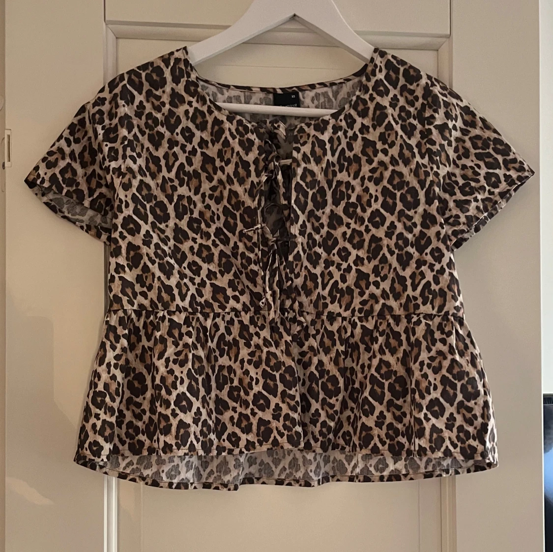 Leopardmönstrad blus med knytning - 90