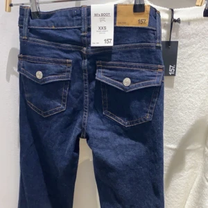 Low waist bootcut 90s - Köpte byxorna från lager ty 2 månader sen i storlek xxs Aldrig använt så de är i bra skick köpte de för 400kr säljer de för bra pris