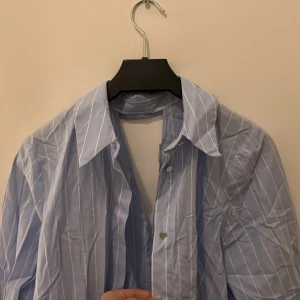 Blåvitrandig skjorta  - Blåvitrandig skjorta med slits i rygg