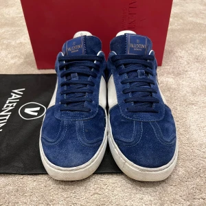 Valentino Flycrews Royal Blue - | 🚨INGA BYTEN 🚨| Säljer ett par snygga Valentino flycrews i den eftertraktade färgen Royal Blue. Skorna har en klassisk design med snörning och en bekväm passform. Perfekta för både vardag och fest! De är i bra skick och kommer endast med 1 skopåse. Några öppna sömmar och endast 1 nit saknas! Nypris +7000kr! Slutsålda överallt och är svåra att hitta i detta skick. Fraktar på köparens bekostnad samma dag som beställning. 👌Garanterad äkthet☑️Skriv PM för fler bilder. 