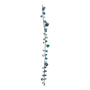 Halsband med blå och vita pärlor - Säljer ett unikt halsband med en mix av blå och vita pärlor. Halsbandet har en kedja i metall och är dekorerat med olika former av pärlor, inklusive runda och hjärtformade. Perfekt för att ge en färgglad touch till din outfit!