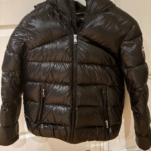 Colmar jacka - En jättesnygg colmar jacka som är knappt använd, också då väldigt sparsamt använd!  Nypris: 4000kr Säljer den för 3000kr. Kan kanske sänkas någon hundring. Hör av er vid fler frågor eller bilder. 