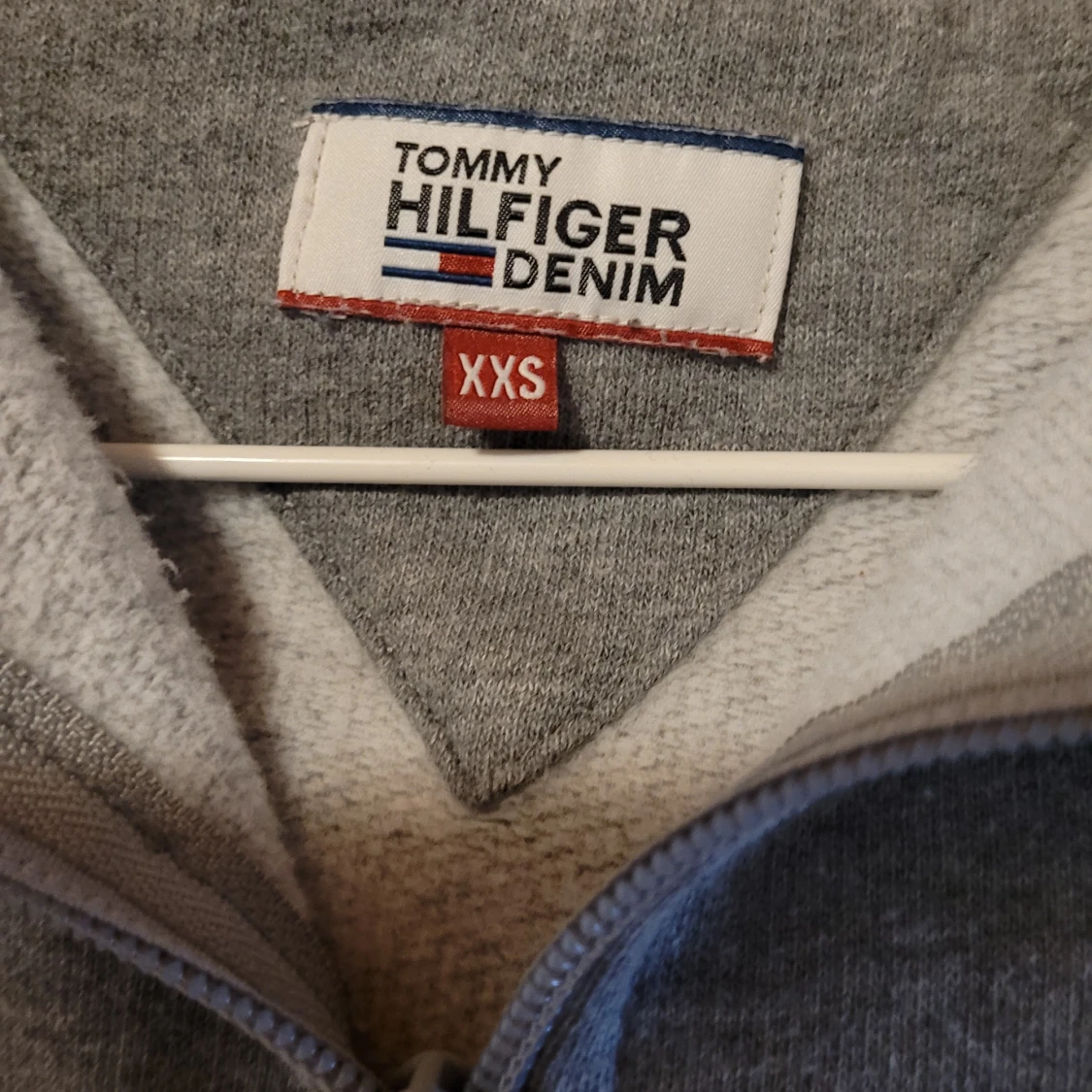 Grå hoodie från Tommy Hilfiger - 90