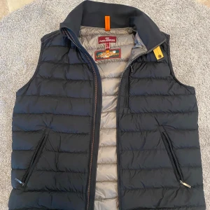 Parajumper väst  - Snygg väst från Parajumper i storlek L använd några gånger så i nyskick. Tar helst bara byte mot något skicka vad ni har. 