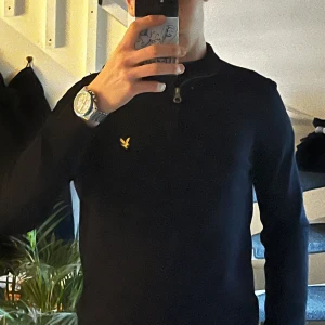 Lyle & Scott half sipp tröja - Använd ca 2-3 gånger, fint skick