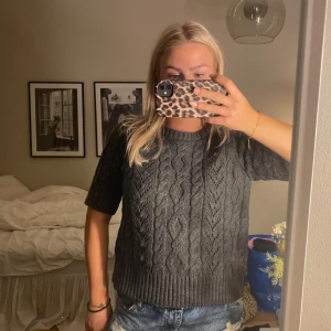 Stickad t-shirt zara - Supersnygg stickad t-shirt från zara i jättebra skick!! Kommer bara inte till användning längre ❤️