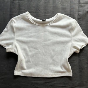 Mini tee - Kort vit T-shirt som är ganska stretchig!