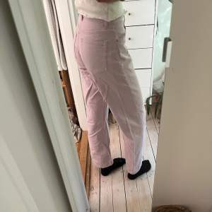 Ljuslila jeans från monki. Midjemått: 35 cm rakt över. Innerbenslängd: 76 cm. Några små fläckar som ej går bort i tvätten men som knappt syns. 