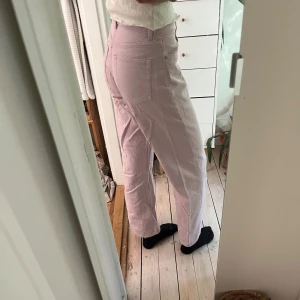 Ljuslila jeans - Ljuslila jeans från monki. Midjemått: 35 cm rakt över. Innerbenslängd: 76 cm. Några små fläckar som ej går bort i tvätten men som knappt syns. 