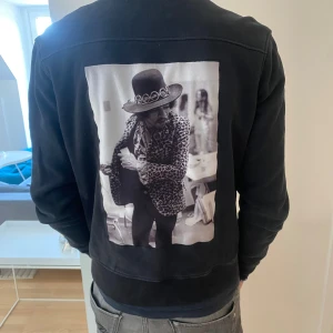 Limitato overshirt - Säljer nu min fräscha Limitato Overshirt, den är i väldigt fint skick i strlk S. Tveka inte på att fråga om du undrar något.