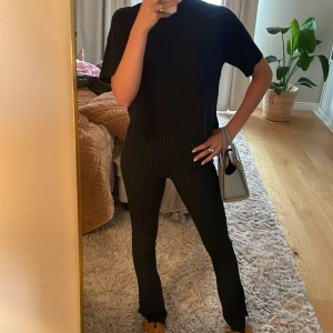 Assnygga kostymbyxor från Na-Kd💋 - Sköna och snygga kostymbyxor från  Na-kd som är högmidjade och sitter så bra på en💕Bra skick och använda bara ett fåtal gånger 🌟