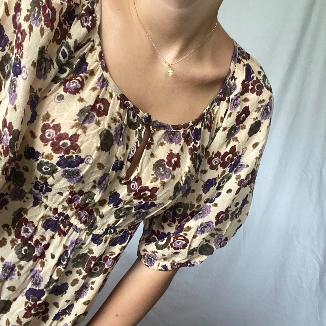 Blommig kortklänning med volangdetaljer - 90