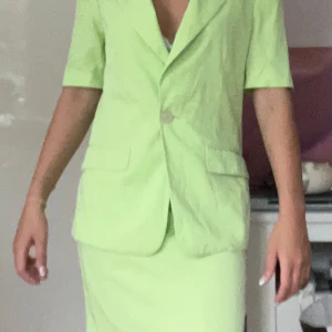 Benetton kjol & kavaj set - Det är i perfekt skick och nä väldigt behagligt att ha på. Väldigt elegant också men med lite färg. Säljer för att jag har ingen användning av det 