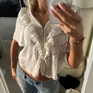 Vit blus  - Så fin vit blus från zara! Storlek XS / S 