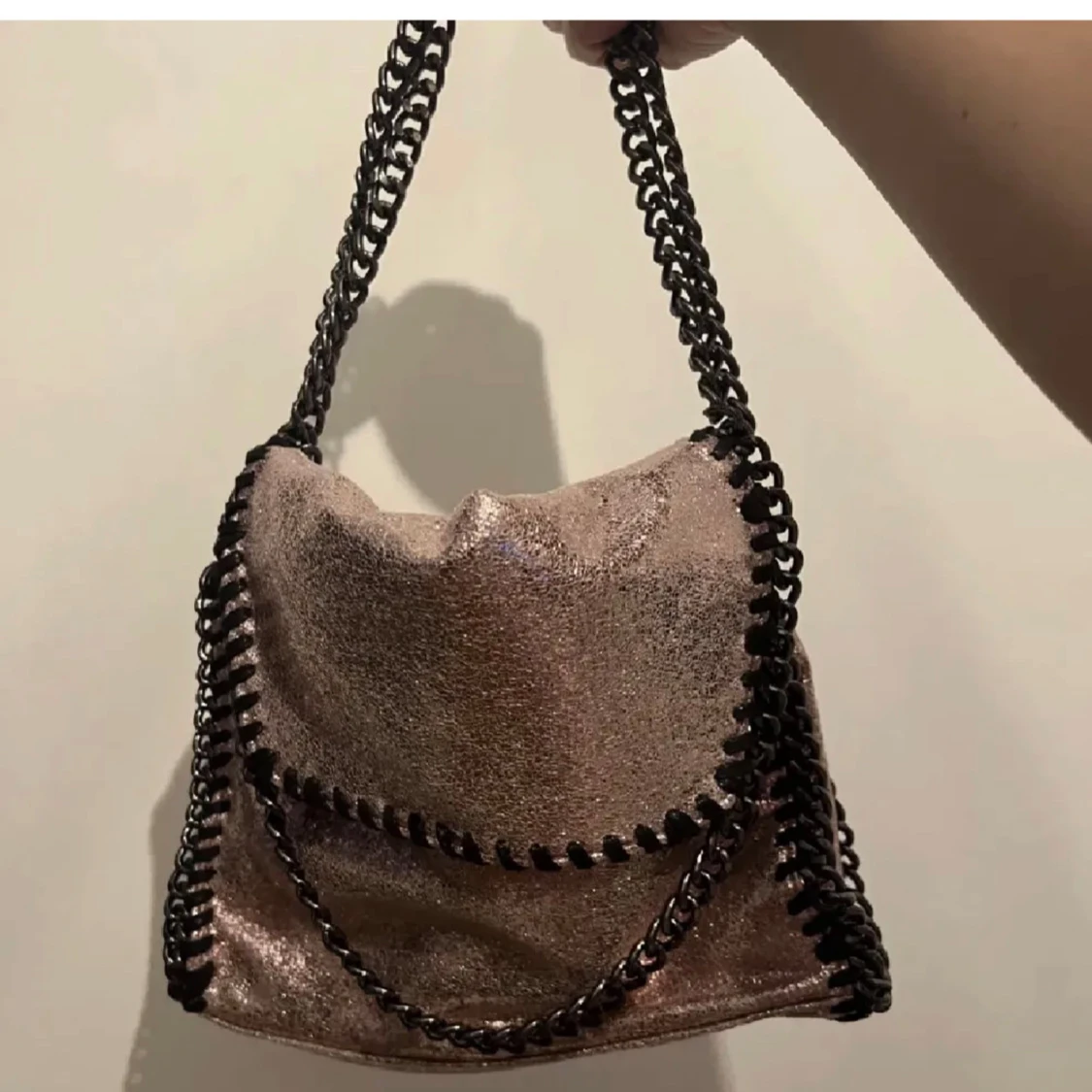 Glittrig axelväska med kedjedetaljer